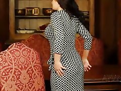 Ilu täidab seksikas striptiis