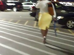 Laiad puusad, milf pingul kollane seelik...