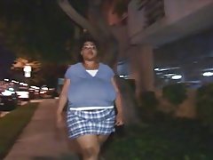 Suur must emane saab keppi ja sööb cumload